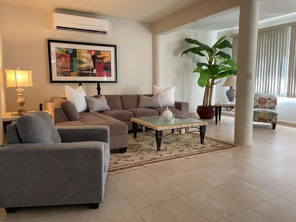 Bermuda WE GIVE YOU THE BEST 